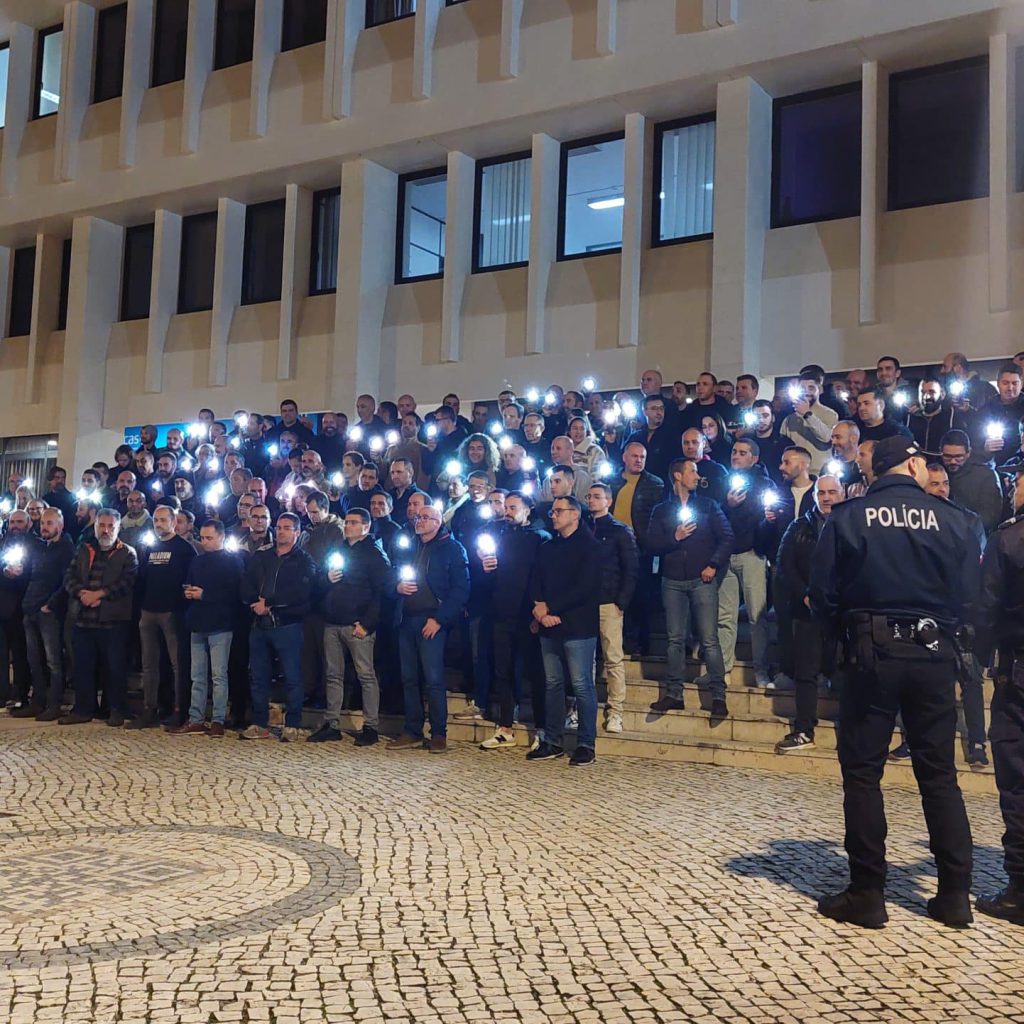 Vig Lia Policial Juntou Cerca De Profissionais Em Frente C Mara